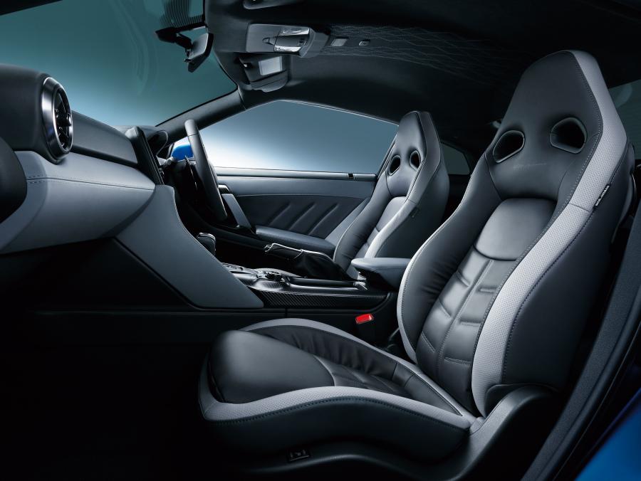Интерьер Nissan GT-R 50th Anniversary (R35) 2019 года  (JP) (фото 11 из 41)